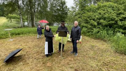 Bild: Klaus Schuster/exb
Äbtissin Laetitia Fech, Klaus Schuster vom Obst- und Gartenbauverein sowie Markus Scharnagel als Vertreter des Bürgermeisters enthüllten das Schild.