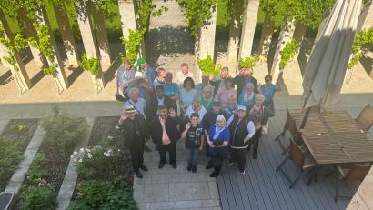 Bild: Alexander Hörl/exb
Im Garten des Anwesens von Bischof Rudolf Voderholzer (vorne, links) machten die Besucher aus Neusorg und Pullenreuth ein Erinnerungsfoto.