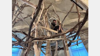 Bild: Veronika Hofinger/exb
Wo früher Braukessel standen baut der Künstler Jakub Nepraš mit Helfern die Installation "Hnízdo" aus Akazien-, Eichen- und Erlenstämmen.