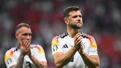Bild: Tom Weller/dpa
Torschütze Niclas Füllkrug (rechts) und Flankengeber David Raum bedanken sich bei den Fans.
