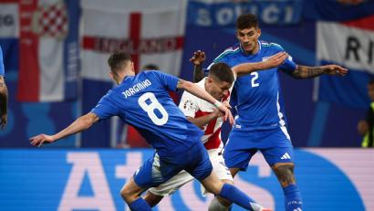 Bild: Jan Woitas/dpa
Die Italiener (blaue Trikots) sicherten sich durch ein spätes Remis gegen Kroatien das Achtelfinal-Ticket.