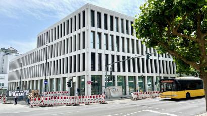 Bild: Gabi Schönberger
Auch wenn es vor der Tür noch nicht ganz danach aussieht, die neue AOK-Direktion in der Bahnhofstraße/Ecke Weigelstraße hat seit wenigen Tagen für Kunden geöffnet.
