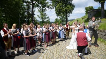 Bild: bey
Pascal und Marie Führnrohr geben nach der kirchlichen Trauung in der Kreuzbergkirche den Takt vor.