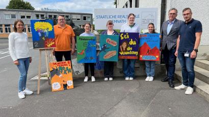 Bild: Elisabeth Vogel/RTO/exb
Studienrätin Elisabeth Vogel (links neben den Bildern von Magdalena Sturm und Lina Hirschke), Georg Fütterer von der gleichnamigen Kemnather Schreinerei, Sophie Scharf, Milena Grabowski, Eva Kießling, Valentina Skalsky sowie Michael Schneider und Michael Diepold von Siemens Healthineers.