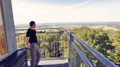 Bild: gz
Der Wanderführer Michael Forster genießt die herrliche Aussicht in Richtung Eslarn.