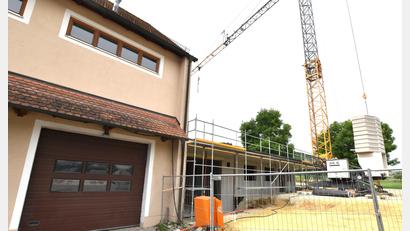 Bild: no
Das Feuerwehrhaus und der Bauhof in Illschwang werden erweitert. Die Rohbauarbeiten im Bereich des Bauhofs sind weitgehend abgeschlossen.