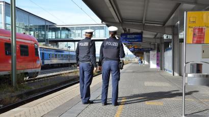 Symbolbild: Bahnpolizei/exb
Am Regensburger Hauptbahnhof kam es Freitagnacht zu einer Schlägerei mit 20 Beteiligten.