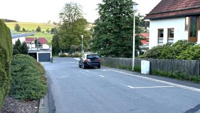 Bild: Eichl
In der Straße „Unterer Berg“ fallen oberhalb des Kindergartens weitere Anwohnerparkplätze weg, um die Situation für alle Verkehrsteilnehmer so sicher wie möglich zu machen.