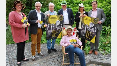 Bild: gsp
Die Vorfreude bei allen Beteiligten des Sommerfestivals ist groß. Von links: Katja Boxdorfer, Fabian Kern, Norbert Fischer, Vorsitzender der Freunde des Stadttheaters Amberg, OB Michael Cerny, Ingeborg Waldherr und Stadtbau-Chef Maximilian Hahn. Vorne im Stuhl: Kulturamts-Chef Reiner Volkert.