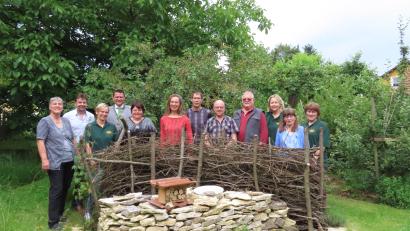 Bild: Heidi Schmid, Landkreis Schwandorf/exb
Landrat Thomas Ebeling besucht im Vorfeld die Gartenbesitzer, die am 30. Juni ihre Gärten öffnen.
