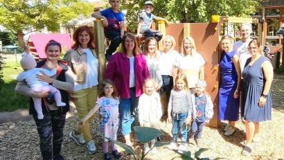 Bild: lst/exb
Nur strahlende Gesichter hat es im katholischen Kindergarten St. Johannes M. Vianney gegeben, als vor kurzem die Flosser Unternehmen Nexans autoelectric und Spezialtiefbaufirma Harald Gollwitzer den Kindern das neue Klettergerüst übergaben.