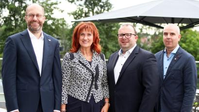 Bild: Stephan Landgraf
Der bisherige Präsident des Lions-Clubs Neustadt/WN-Lobkowitz, Florian Schott (links), überreicht sein Amt an Andrea Gollwitzer (Zweite von links). Ihr zur Seite stehen 1. Vizepräsident Sebastian Denzler (Zweiter von rechts) und 2. Vizepräsident Peter Fleischmann (rechts).