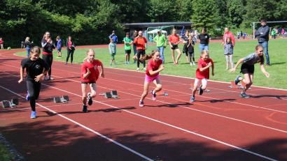 Bild: prh
Unter guten äußeren Wettkampfbedingungen nahmen 100 Sportlerinnen und Sportler an den Leichtathletik-Kreismeisterschaften im Mehrkampf auf der Anlage des Neustädter Gymnasiums teil.