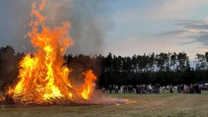 Bild: wlr
Schnell schlagen die Flammen hoch und die Gäste zieht es dabei in die direkte Nähe der Feuerstelle.
