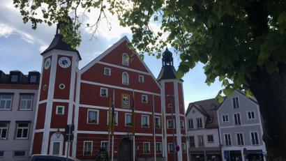Archivbild: Piehler
Der Ortskern in Burglengenfeld soll umgestaltet werden. Für den Oberen Marktplatz haben die Bürger konkrete Wünsche, die sie in einer Online-Umfrage äußerten.