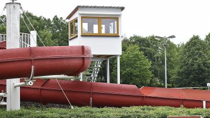 Archivbild: sck
Pünktlich zu den steigenden Temperaturen sperrt das Auerbacher Freibad wieder auf – die längere Zeit erkrankten Bademeister sind wieder im Dienst.