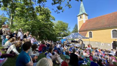 Bild: gri
Am Montag, 24. Juni 2024, kamen auch die Mädchen und Buben der Grund- und Mittelschule Freudenberg zum Johannisbergfest.