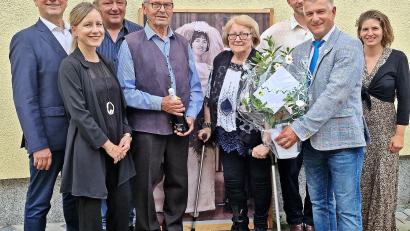 Bild: R. Kreuzer
Die Gratulanten wünschen dem Jubelpaar Maria und Josef Kammerer (Mitte) alles Gute (von links): Martin Kammerer, Ehefrau Susanne, Gerhard Kammerer, Johannes Kammerer mit Freundin Diana und Bürgermeister Dietmar Schaller.