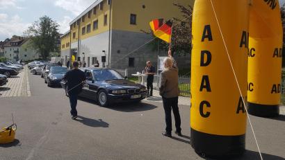 Bild: wb
An der Stadthalle Erbendorf gab Bürgermeister Johannes Reger jedem Fahrzeug das Startzeichen zur ADAC-Youngtimer-Tour.