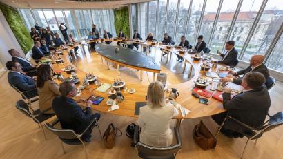 Bild: Peter Kneffel/dpa
Die Minister und der Ministerpräsident sitzen zu Beginn der Sitzung des bayerischen Kabinetts gemeinsam am ovalen Tisch der bayerischen Staatskanzlei.