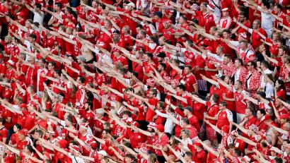 Bild: Peter Kneffel/dpa
München Fußball Arena, dänische Fans.