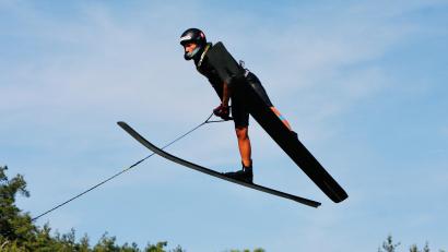 Bild: Uwe Neumann/exb
Tim Wild beim Wasser-Skispringen.