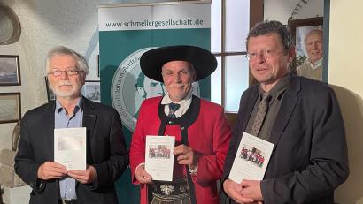 Bild: Schmeller-Gesellschaft/exb
Die frisch gedruckte Seminarschrift, zugleich Band 1 der neuen Schriftenreihe „Mitteleuropäische Sprachen und Mundarten“, präsentierten (von links) Verleger Dr. Norbert Stellner und die beiden Herausgeber Dr. Hugo-Daniel Stoffella und Christian Ferstl.