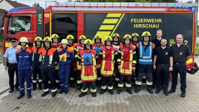 Bild: u
Zwei Gruppen der Hirschauer Feuerwehr schaffen die Leistungsprüfung „Die Gruppe im Löscheinsatz – Variante 3“ (von links): Vorsitzender Michael Schuminetz, Elias Rösch, Fabian Rösch, Mario Gärtner, Michael Lang, Korbinian Lauerer, Sebastian Braun, Johannes Bäumler, stellvertretender Kommandant Daniel Brearley, Michael Pohle, Marco Schuminetz, Nico Schuminetz, Florian Pawluk, Christian Kraus, Kommandant Sebastian Jasinsky, Schiedsrichter Christoph Erras sowie die Kreisbrandmeister Philipp Gebert und Andreas Luber.