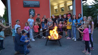 Bild: gi
Stockbrote und Marshmallows über die Feuerschale halten und grillen machte den Kindern großen Spaß und es schmeckte.