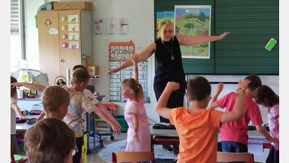 Bild: Portner
Spaß am Unterricht: Gesundheitsförderin Barbara Winkler gestaltet eine Schulstunde an der Grundschule Schwarzhofen und animiert die Erst- und Zweitklässler anhand eines Abenteuerpfades zu unterschiedlichen Bewegungen.