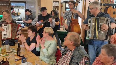 Bild: R. Kreuzer
Viele Musikanten spielen in der Waldgaststätte in Weiherhammer auf.