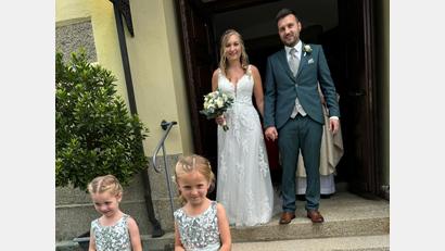 Bild: Verena Gleißner/exb
Glücklich verließen Verena und Lukas Gleißner nach der Trauung die Pfarrkirche in Hohenthan, begleitet von den Blumenkindern Charlotte und Frieda Weininger.