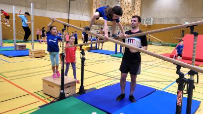 Bild: no
Andreas Dehling, Abteilungsleiter der Lauftreffsparte des SVI, mit Kindern an den Turngeräten in der Turnhalle des Sportcamps Nordbayern.