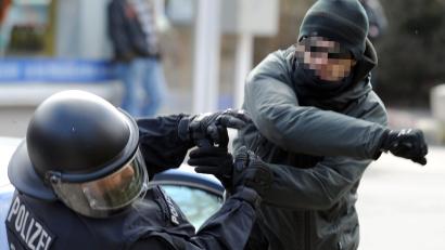 Symbolbild: Carsten Rehder
Ein gewalttätiger Demonstrant schlägt einen Polizeibeamten nieder.