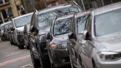 Bild: Sebastian Gollnow/dpa
Die Deutsche Umwelthilfe hat in 150 deutschen Städten höhere Parkgebühren und Parkbeschränkungen für SUV-Fahrzeuge beantragt.