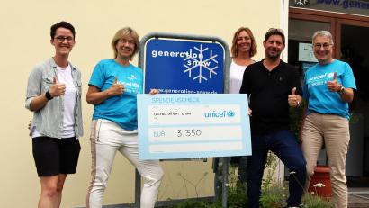 Bild: mfh
Das Unternehmensmotto lautet „Wir zaubern ein Lächeln auf Ihr Gesicht. Es wirkt (von links): Sabrina Hierl (Generation Snow), Dr. Almut Hannke-Lohmann (Unicef Regensburg), Sabine Frank (Generation Snow), Oliver Pongratz (Geschäftsführer Generation Snow), Cornelia Stiewing (Unicef Regensburg).