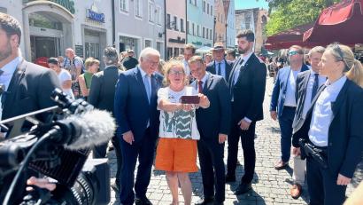 Bild: Gabi Schönberger
Weiden und der Bundespräsident, irgendwie passt das. Die Einheimischen und ihr Gast wirken beim Small Talk auf dem Oberen Markt jedenfalls ganz entspannt. Ernstere Gesichter machen eher die Personenschützer Frank-Walter Steinmeiers.
