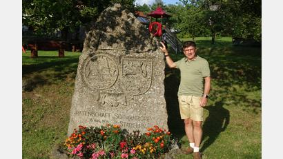 Bild: mmj
Bürgermeister Gerald Reiter beim Gedenkstein am Schwandorfer Platz, der an die Patenschaft mit der Kreisstadt erinnert,