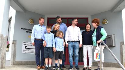 Bild: ubb
Heimatforscherin Monika Beer-Helm (rechts) hat einiges über die in Mitterteich geborene Mutter, Großmutter sowie Tante der Familie herausgefunden. Aufmerksam hören Bürgermeister Stefan Grillmeier, die Kinder Levente und Ziggy, das Ehepaar Boglarka und Steve Gyorfi und Cousin Alapit Vany sowie Martina Rüth (von links) zu.