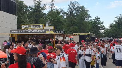 Bild: mr
Fußballgucken macht hungrig. Rund um die EM-Stadien wird jede Menge angeboten. Die Preise sind teils echt happig.