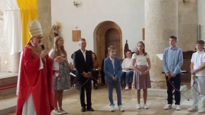 Bild: Theresia Otterbein/exb
Bischof Gregor Maria Hanke OSB (links) aus Eichstätt nimmt in Kastl die Firmung vor.