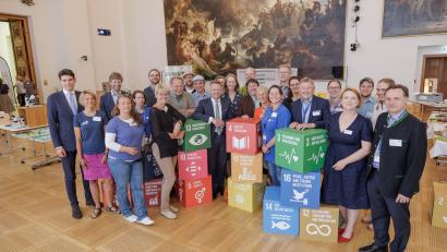 Bild: Stefan Obermeier/Bildarchiv Bayerischer Landtag/exb
Im Bayerischen Landtag stellen die Umweltstationen sich und ihre Arbeit bei einer Ausstellung vor.