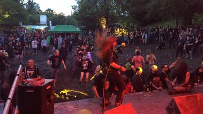 Archivbild: Franziska Schindler/exb
Nach acht Jahren Pause steht 2025 das „Ranger Rock“-Festival wieder auf dem Programm. Wie 2016 (Bild) kommen dann Fans der Grindcore-Szene nach Brand.