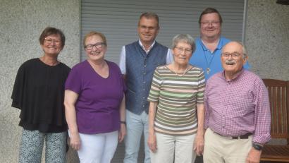 Bild: fz
Seit 65 Jahren sind Max und Agnes Michl verheiratet. Zur Eisernen Hochzeit gratulieren auch Pfarrer Hubert Bartel und Bürgermeister Karlheinz Budnik.