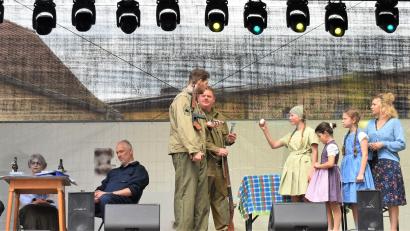 Bild: rgr
Die Katholische Theatergruppe blickte bei ihrem Einakter auf die über 75-jährigen deutsch-amerikanische Freundschaft zurück. Die linke Seite spielte im Jetzt und die rechte in der Vergangenheit, als die Amerikaner den Kindern "chewing gum" schenkten.