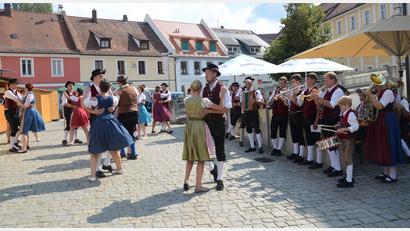 Archivbild: mag
Bei der Sulzbacher Woizkirwa steht Brauchtum und Tradition im Mittelpunkt: Der Luitpoldplatz verwandelt sich im Jahr 2024 vom 17. bis 19. August in eine Kirwa-Zone.