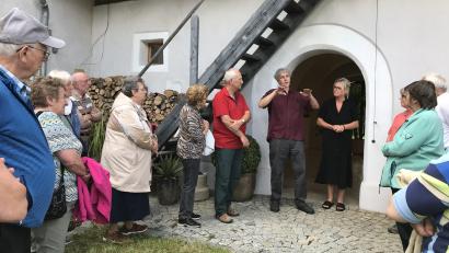 Bild: Marianne Moosburger
Das Künstlerehepaar Diem und Uber hatten (unter dem Türbogen) in ihren alten Pfarrhof zur Ausstellung eingeladen.