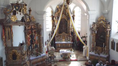 Bild: e
Den Festgottesdienst zum Abschluss der Kirchenrenovierung von St. Nikolaus in Theuern zelebriert Pfarrer Sagayaraj Lourdusamy.