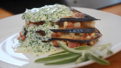 Bild: Gabi Schönberger
Ihr Finish erhält die Lasagne aus Tomaten, Zucchini und Auberginen durch die Sauce mit Kräutern.