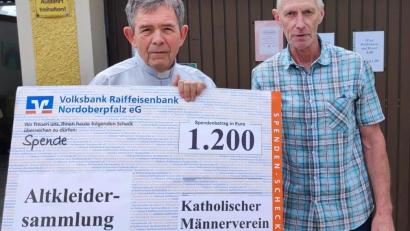Bild: le/exb
Pfarrer Max Früchtl (links) freut sich über die Spende des Männervereins, die für die Renovierung des Kirchendachstuhls verwendet wird. Vorsitzender Hans Eismann hat das Geld überreicht.